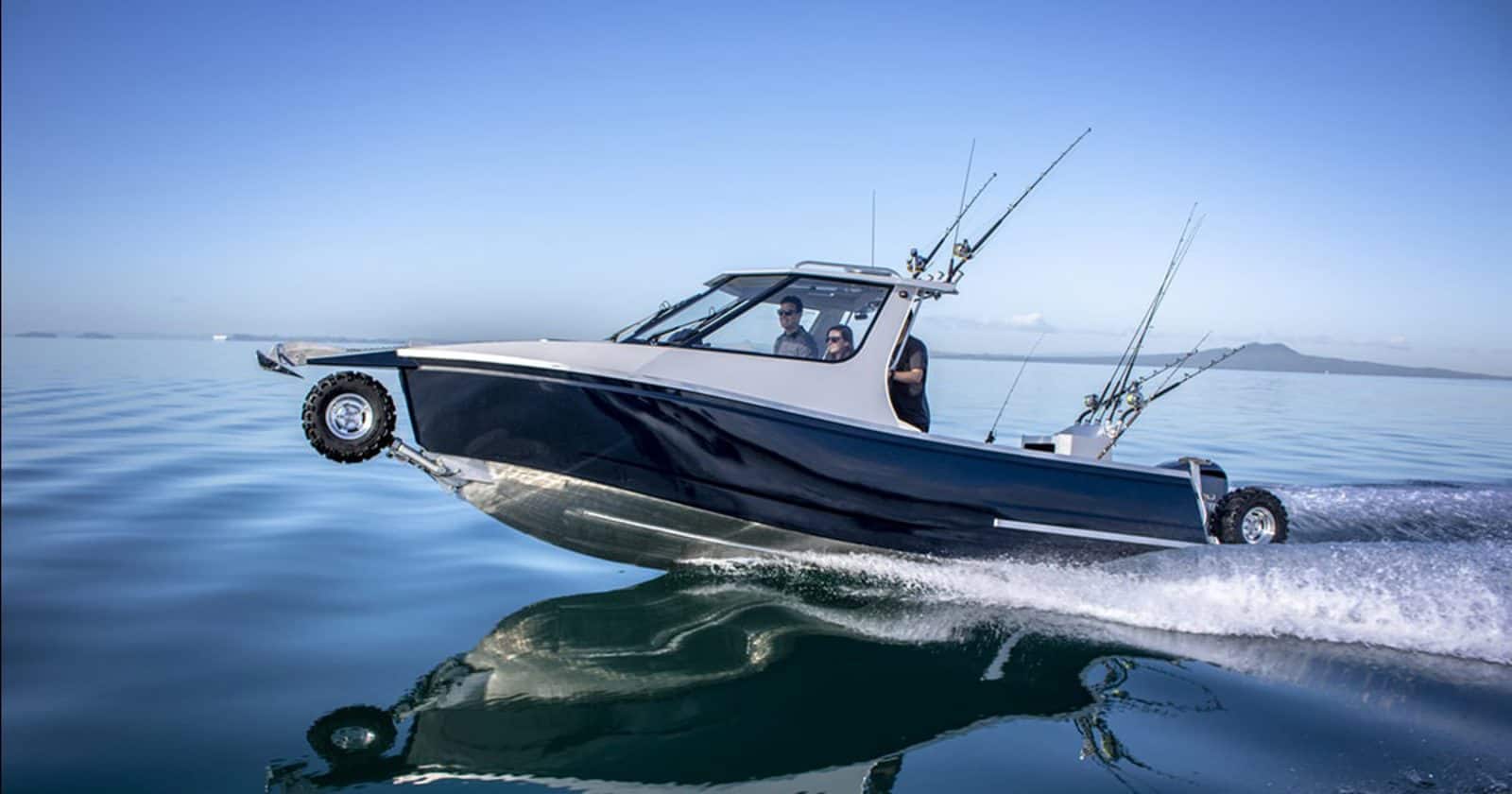 8.5m (27'11") Alloy Cabin: alloy cabin sealegs on water