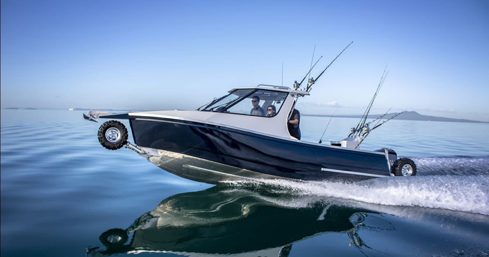 8.5m (27'11") Alloy Cabin: alloy cabin sealegs on water